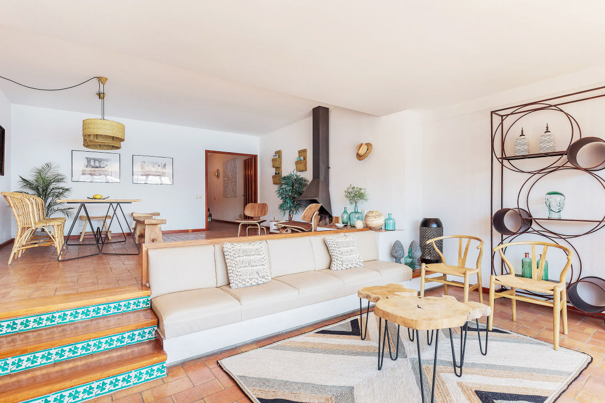 Living area Markham Stagers Living room coastal,mediterranean style,new rustic,modern rustic,home staging,rug,jute,teak,nest table