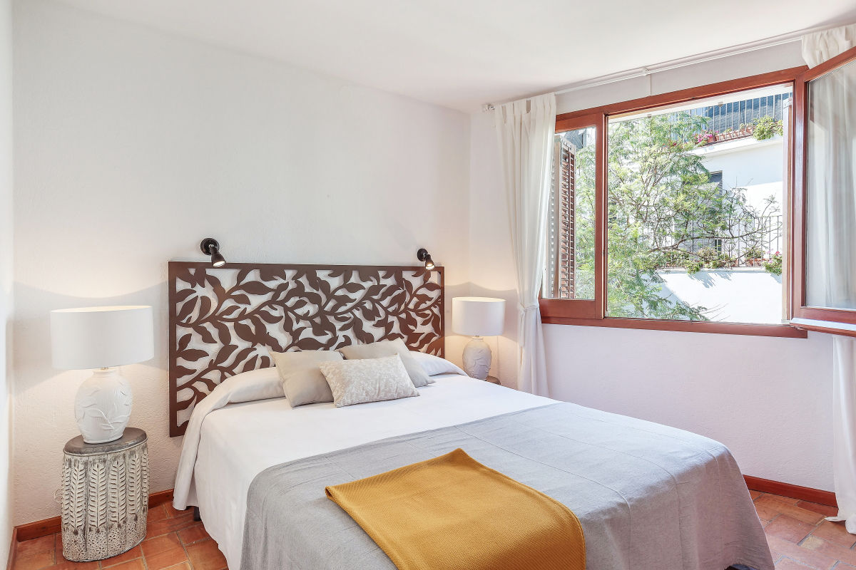 Bedroom Markham Stagers 地中海スタイルの 寝室 Mediterranean style,neo-rustic,cast iron headboard,modern rustic,coastal,headboard