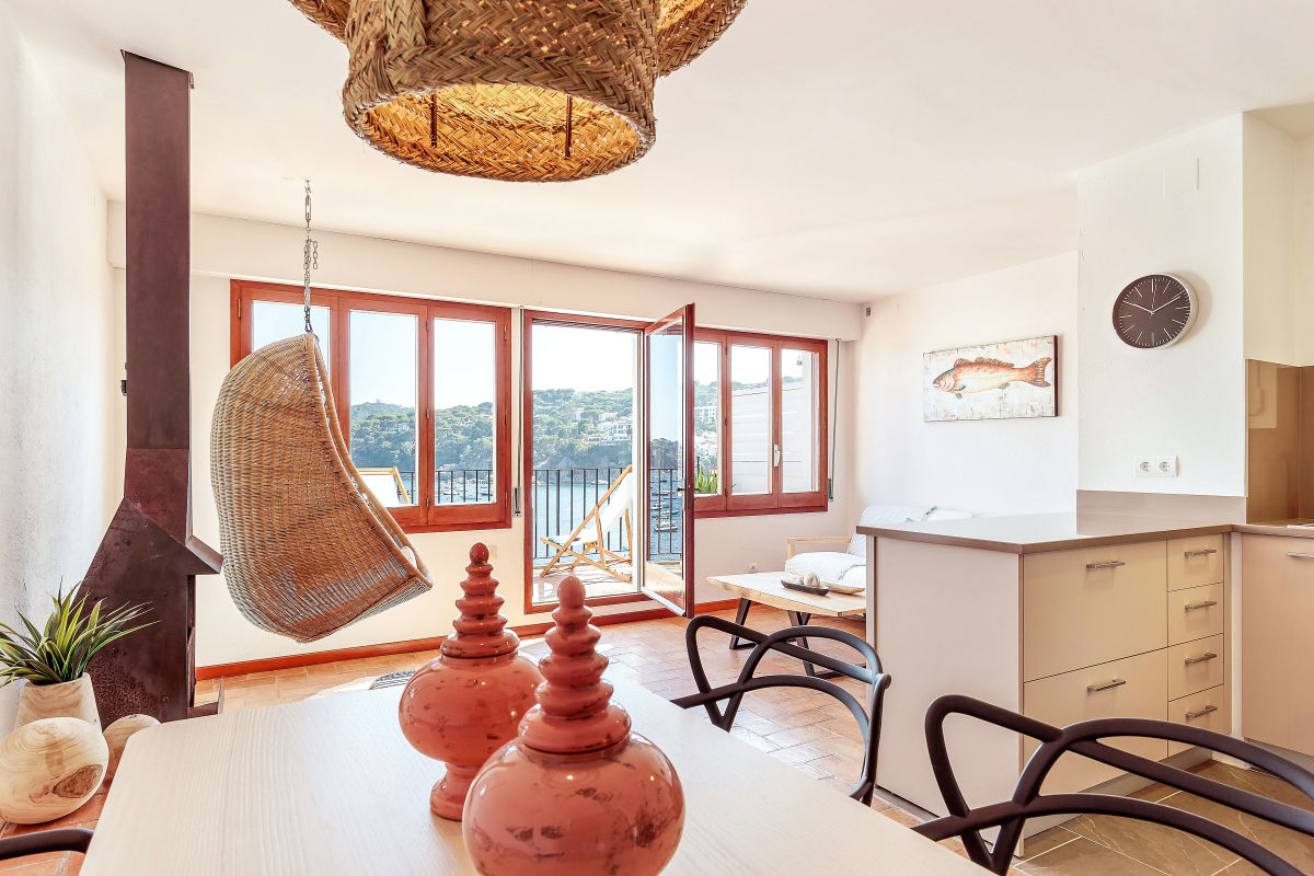Living area Markham Stagers غرفة المعيشة Mediterranean style,modern rustic,rattan,pending chair,sea views,new rustic
