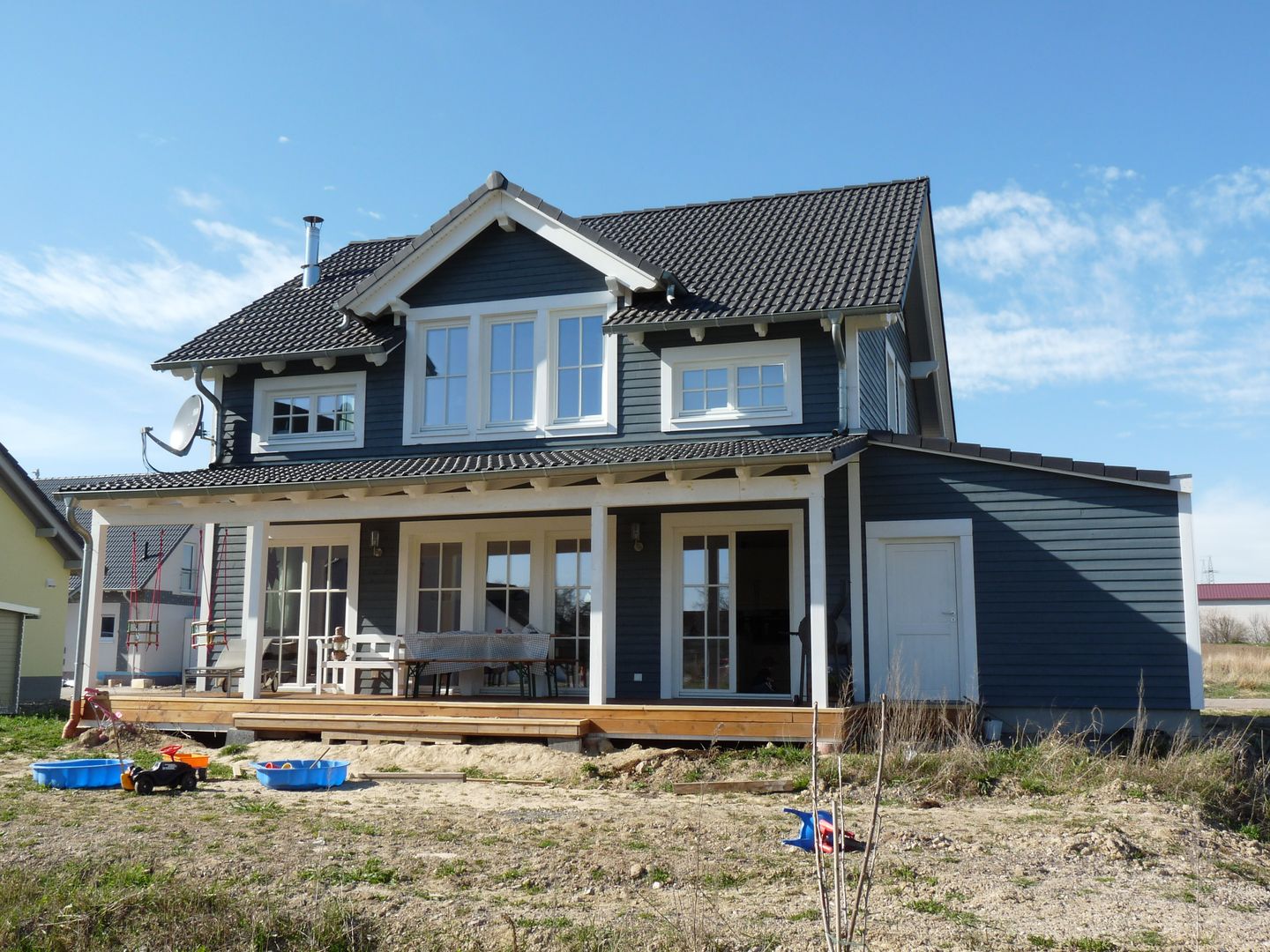 Blick auf Holzhaus Charleston homify Skandinavische Häuser Holzhaus,Fassade,Veranda,Schwedenhaus