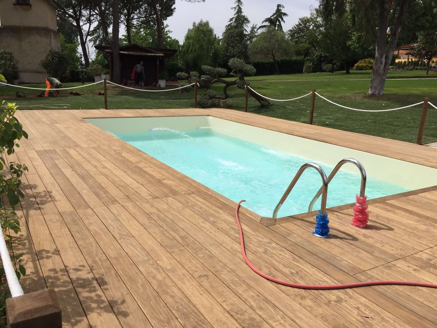 Accoya - Villa in campagna romana 2017, Imola Legno S.p.A. socio unico Imola Legno S.p.A. socio unico Piscina moderna Pianta,Piscina,Acqua,Legna,Ombra,Albero,Costruzione,Erba,Pavimentazione,Pavimento