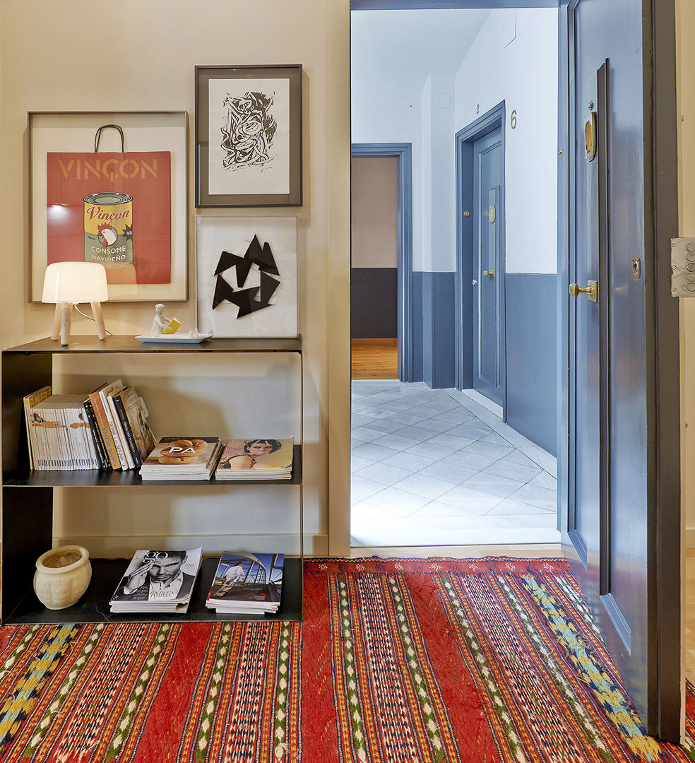 C. Sicilia, THE ROOM & CO interiorismo THE ROOM & CO interiorismo Modern corridor, hallway & stairs