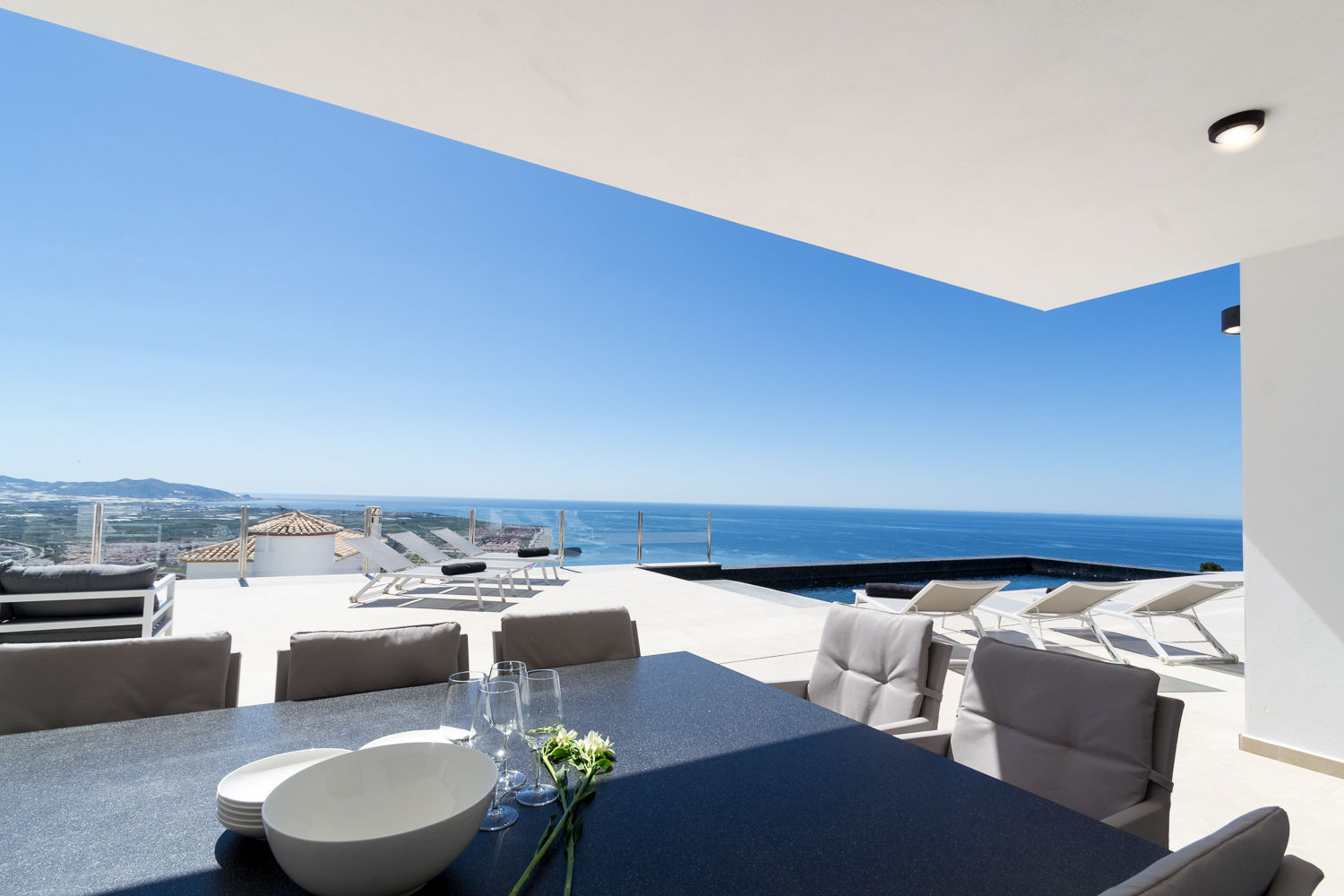 Comedor en terraza Home & Haus | Home Staging & Fotografía Balcones y terrazas de estilo minimalista homestaging,fotografía,vacaciones,azul,terraza,comedor exterior,espacios abiertos,lujo