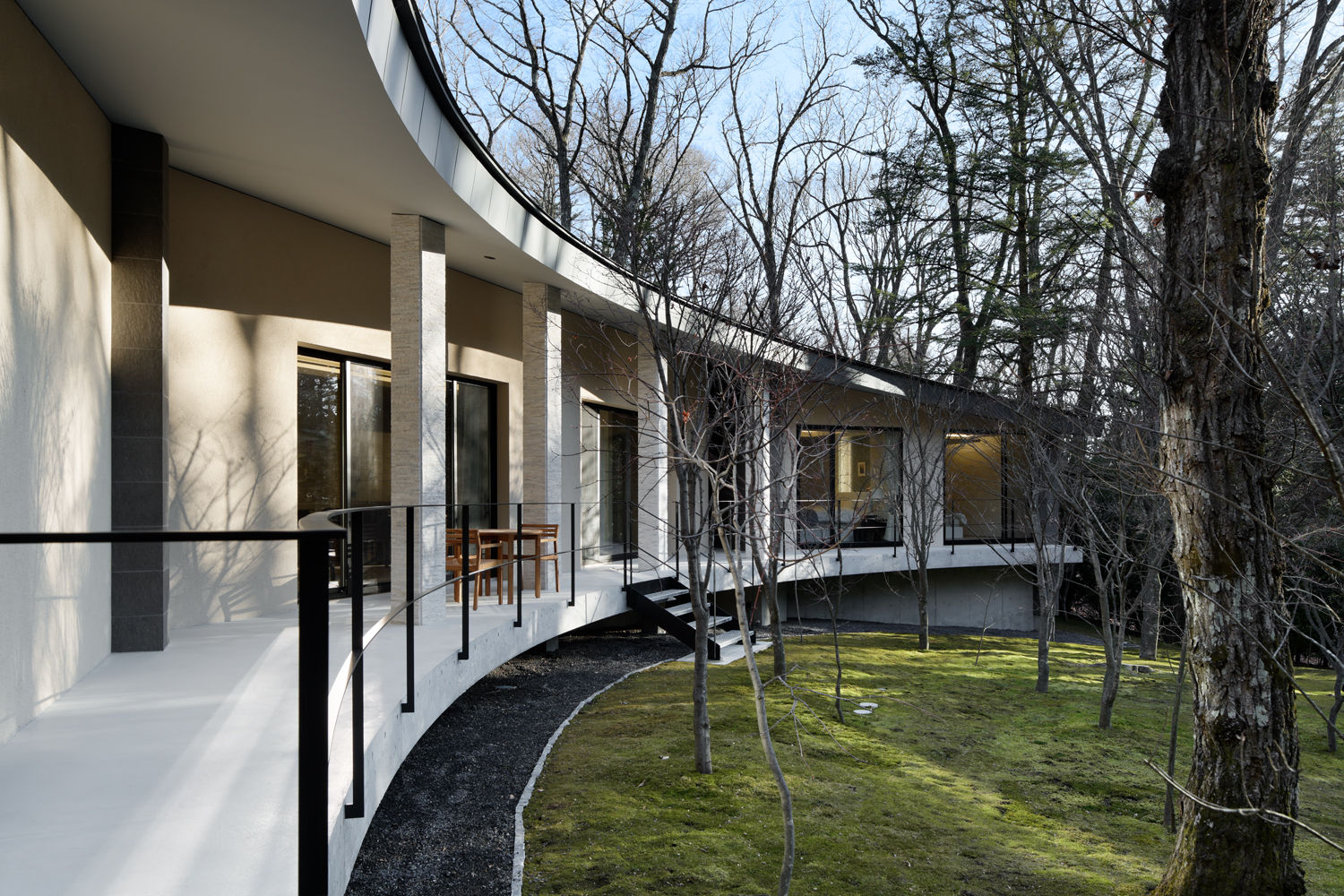 Appearance of the house facing the garden 久保田章敬建築研究所 Casas modernas moss,stone,curved line