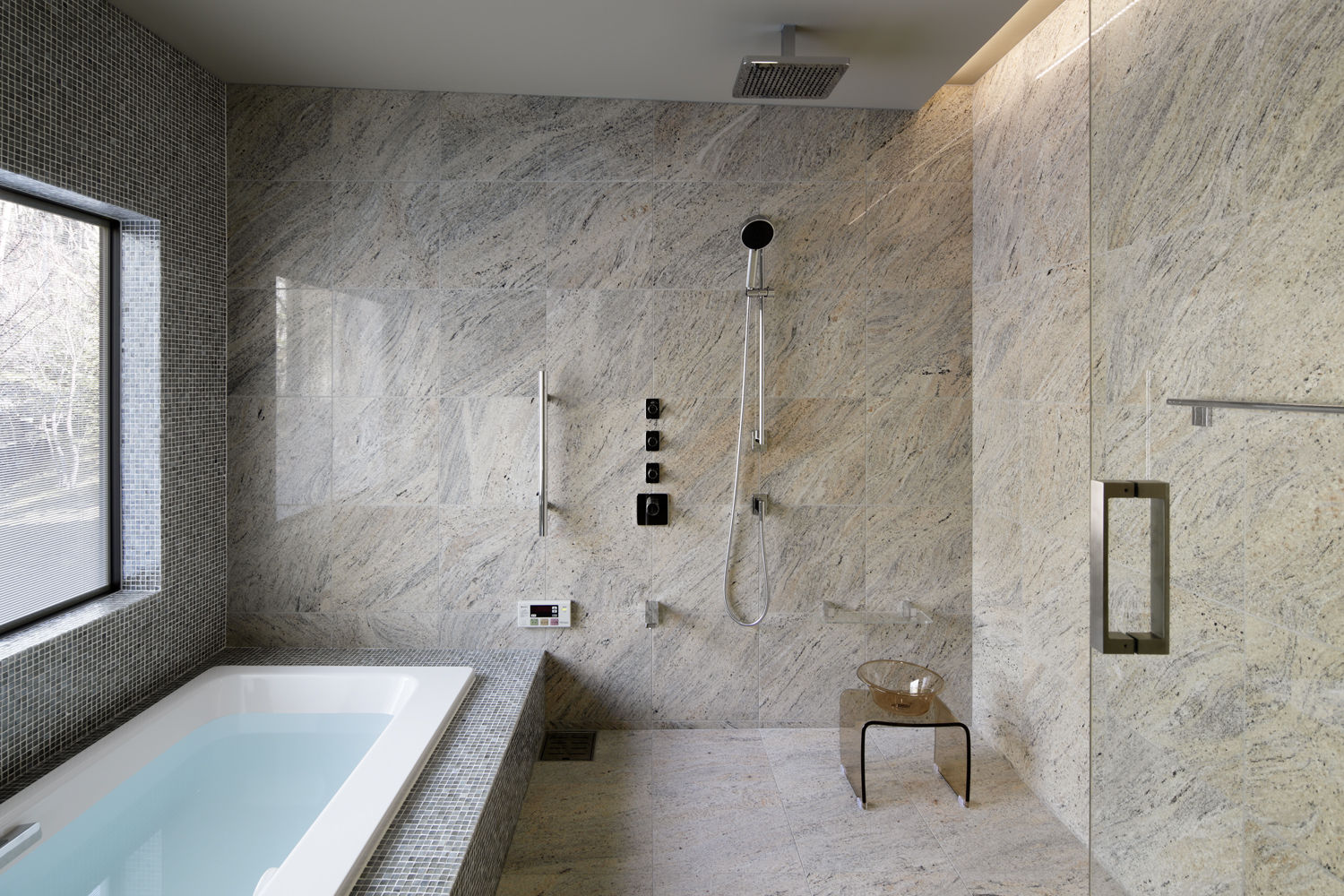 Bathroom 久保田章敬建築研究所 Nowoczesna łazienka stone,glass mosaic,rain shower