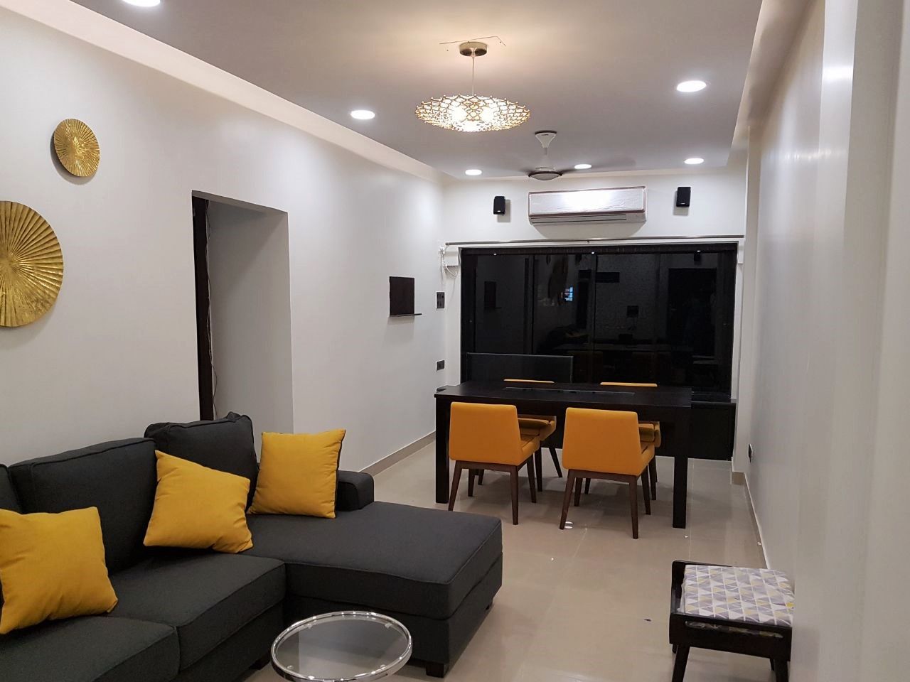 andheri west 2 bhk, The Red Brick Wall The Red Brick Wall Salones de estilo moderno