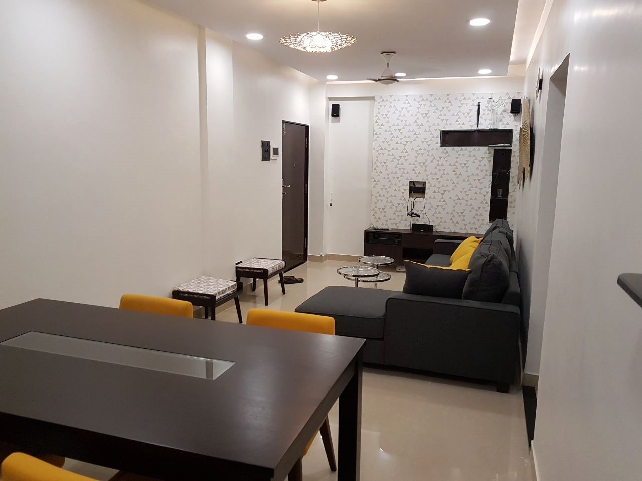 andheri west 2 bhk, The Red Brick Wall The Red Brick Wall Moderne Wohnzimmer