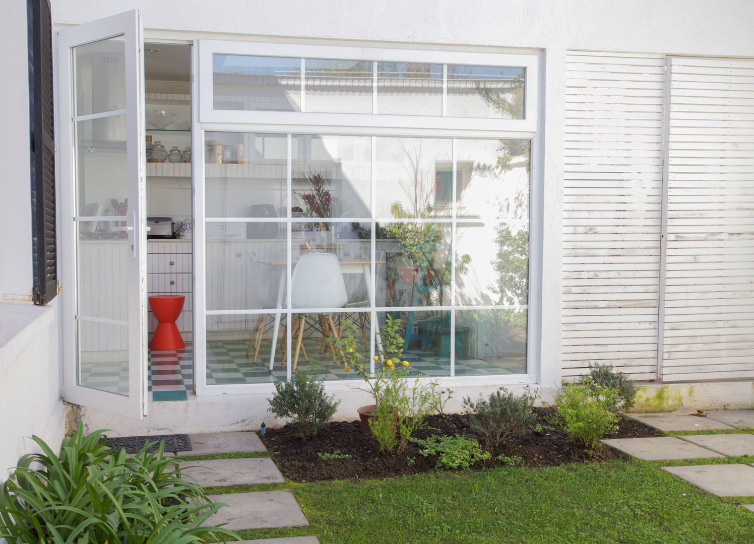 Terraza con vista a la cocina RENOarq Jardines de invierno de estilo moderno