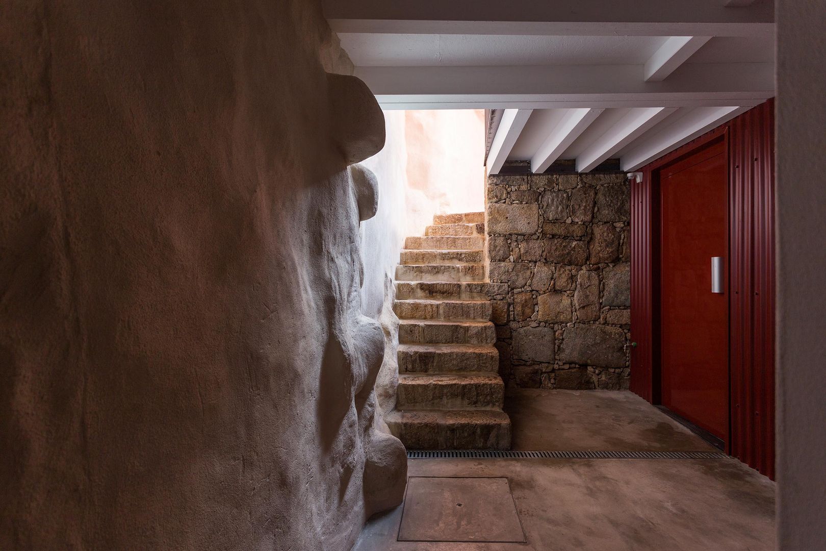 Caldeireiros Houses, Clínica de Arquitectura Clínica de Arquitectura Minimalist corridor, hallway & stairs Granite