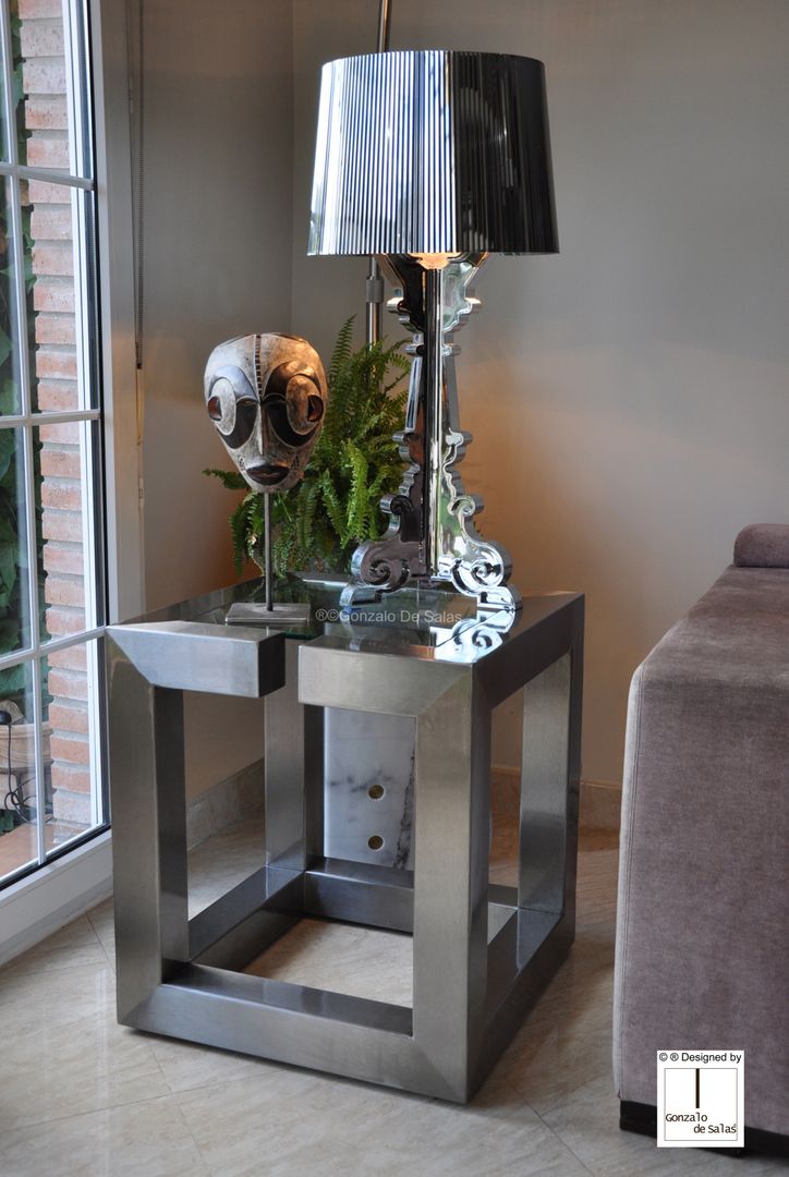 LAKME—Contemporary metal side table GONZALO DE SALAS غرفة المعيشة طاولات جانبية و صواني