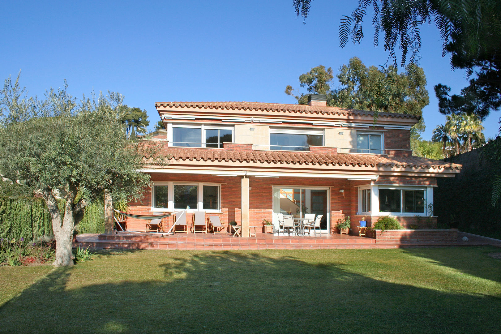 Vivienda unifamiliar en Tiana, ESTUDI D'ARQUITECTURA JJ BERNABEU ESTUDI D'ARQUITECTURA JJ BERNABEU สวน