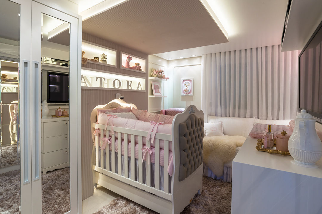 Suíte Menina Bianca Mattana Arquitetura e Interiores Quarto infantil clássico Mobília,Conforto,Design de interiores,Armação de cama,Madeira,Porta-retratos,Construção,Almofada,Piso,Gaveta