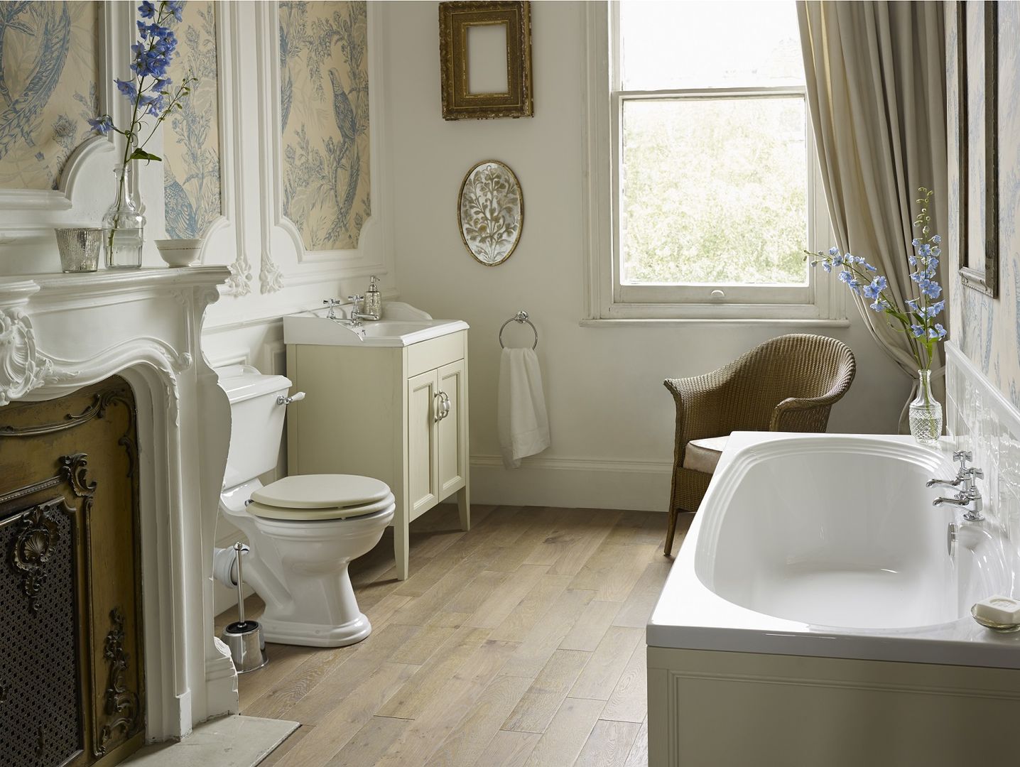 Dorchester suite with fitted bath Heritage Bathrooms Banheiros clássicos Dorchester