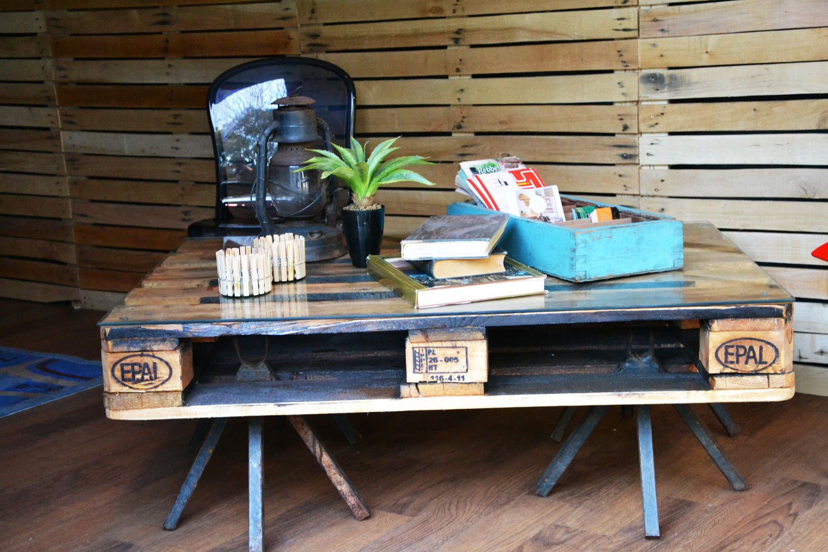 Shipping pallet with glass top for a coffee table Acton Gardens 客廳 木頭 Wood effect 邊桌與托盤