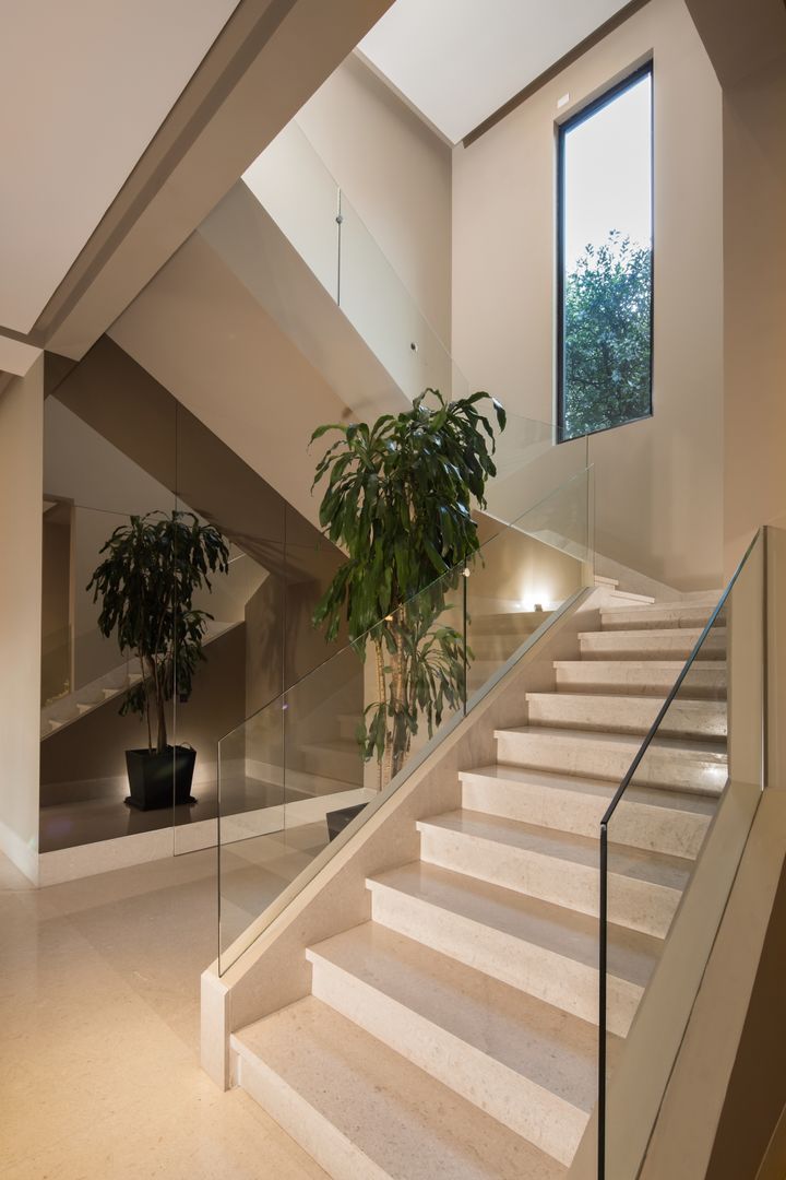 Escalera de madera con ventana y moderna iluminación original