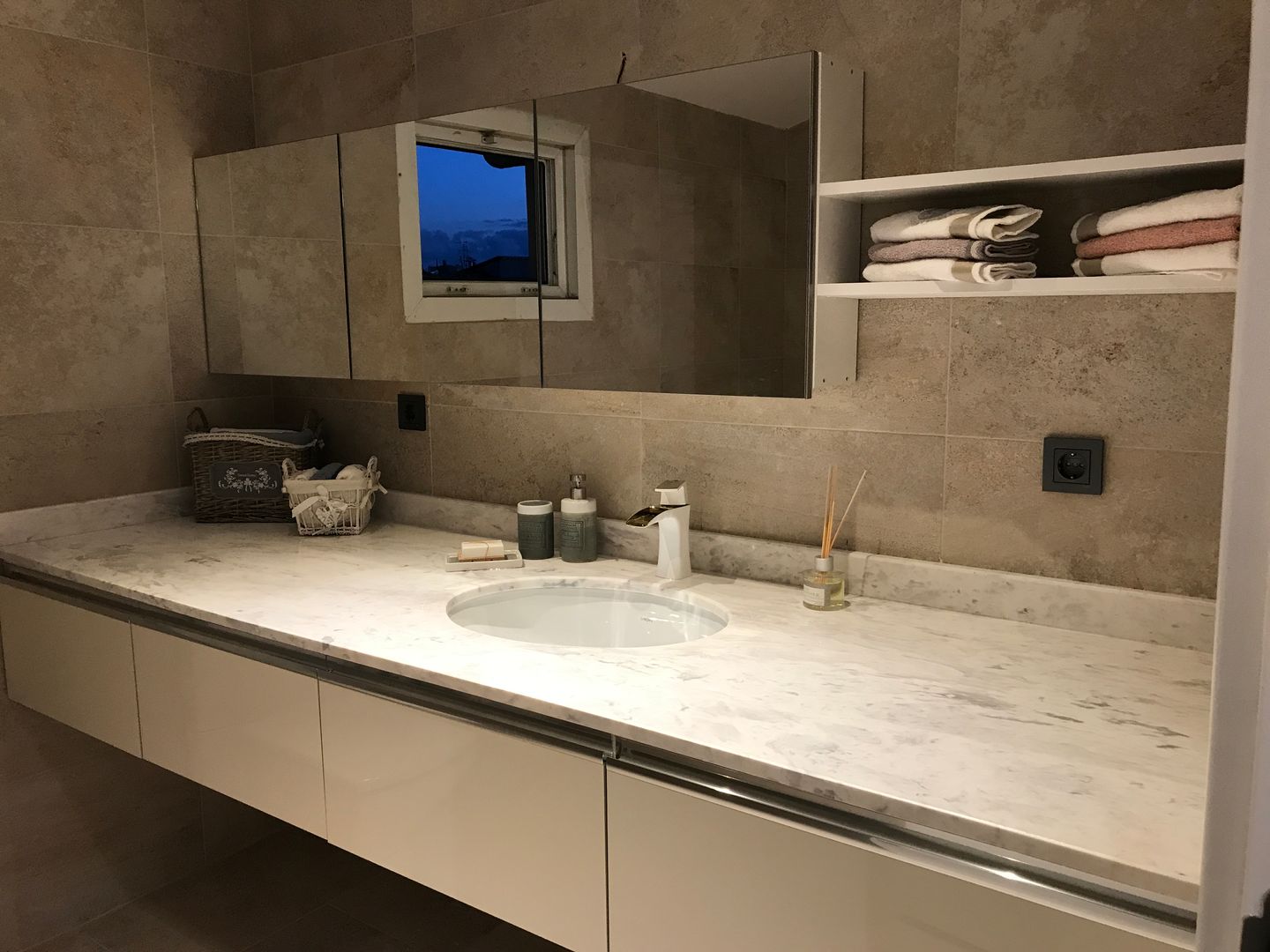 homify Modern bathroom