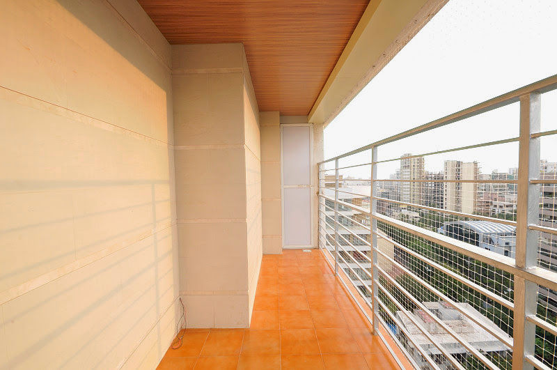 Apartment in Bandra, Karyam Designs Karyam Designs Balcones y terrazas minimalistas Azulejos