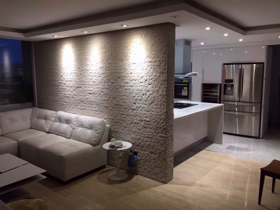 Cielo raso deco con iluminacion y Revestimiento de pared en Espacato, Caracas, Grupo Madea Grupo Madea Tường & sàn phong cách hiện đại Cục đá