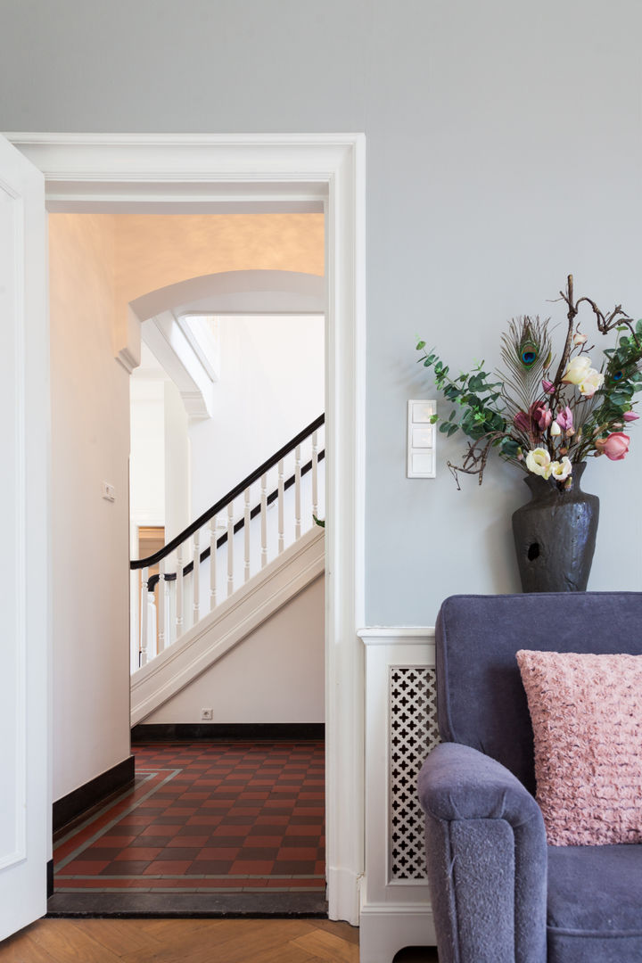 Fabrikanten villa Stork, bouwjaar 1908 , ML Interieurarchitectuur ML Interieurarchitectuur Classic style corridor, hallway and stairs