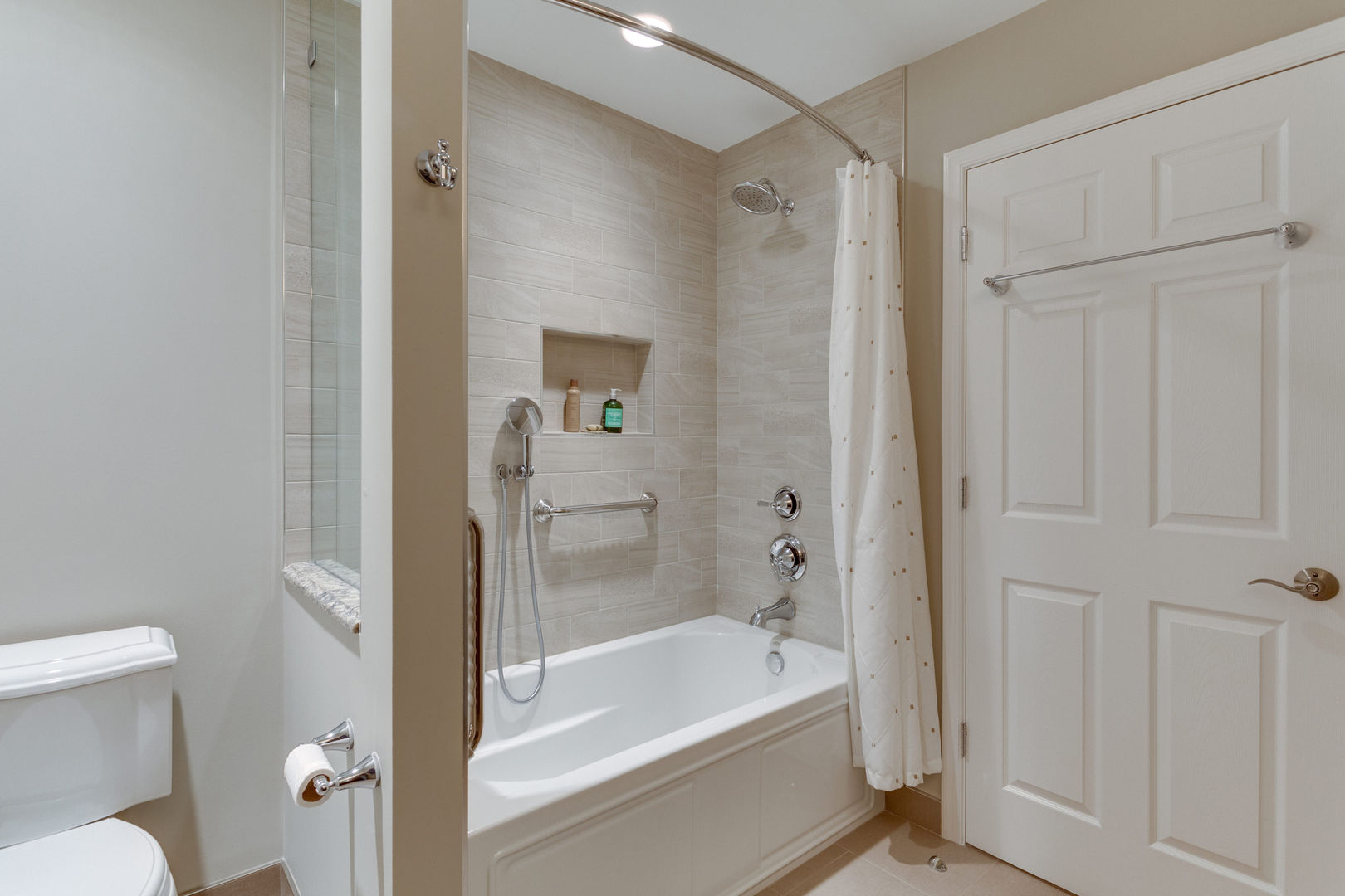 Universal Design Master Suite Renovation in McLean, VA, BOWA - Design Build Experts BOWA - Design Build Experts Minimalist Banyo