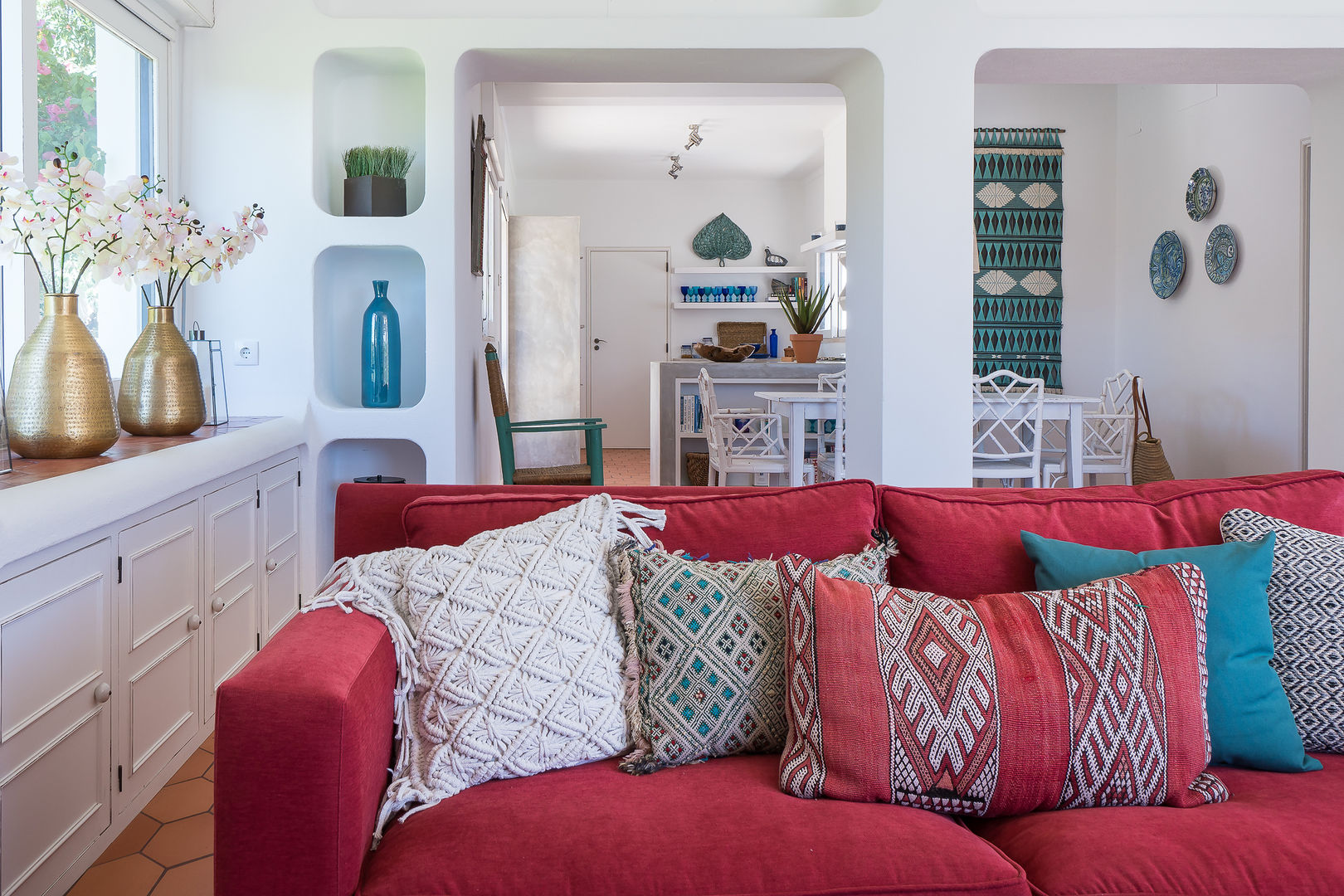 Casa de férias no Algarve, The Interiors Online The Interiors Online Salas de estilo ecléctico