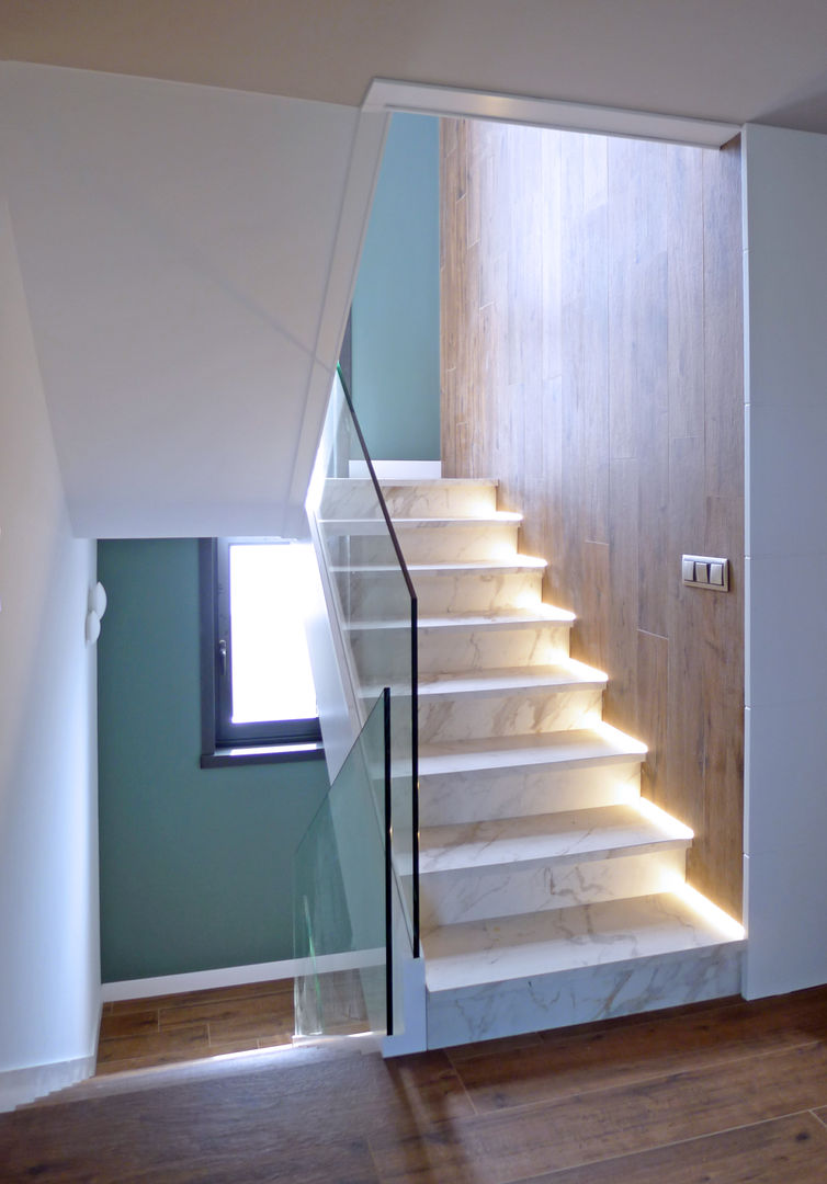 Vivienda en Veigue, AD+ arquitectura AD+ arquitectura Rustic style corridor, hallway & stairs Ceramic