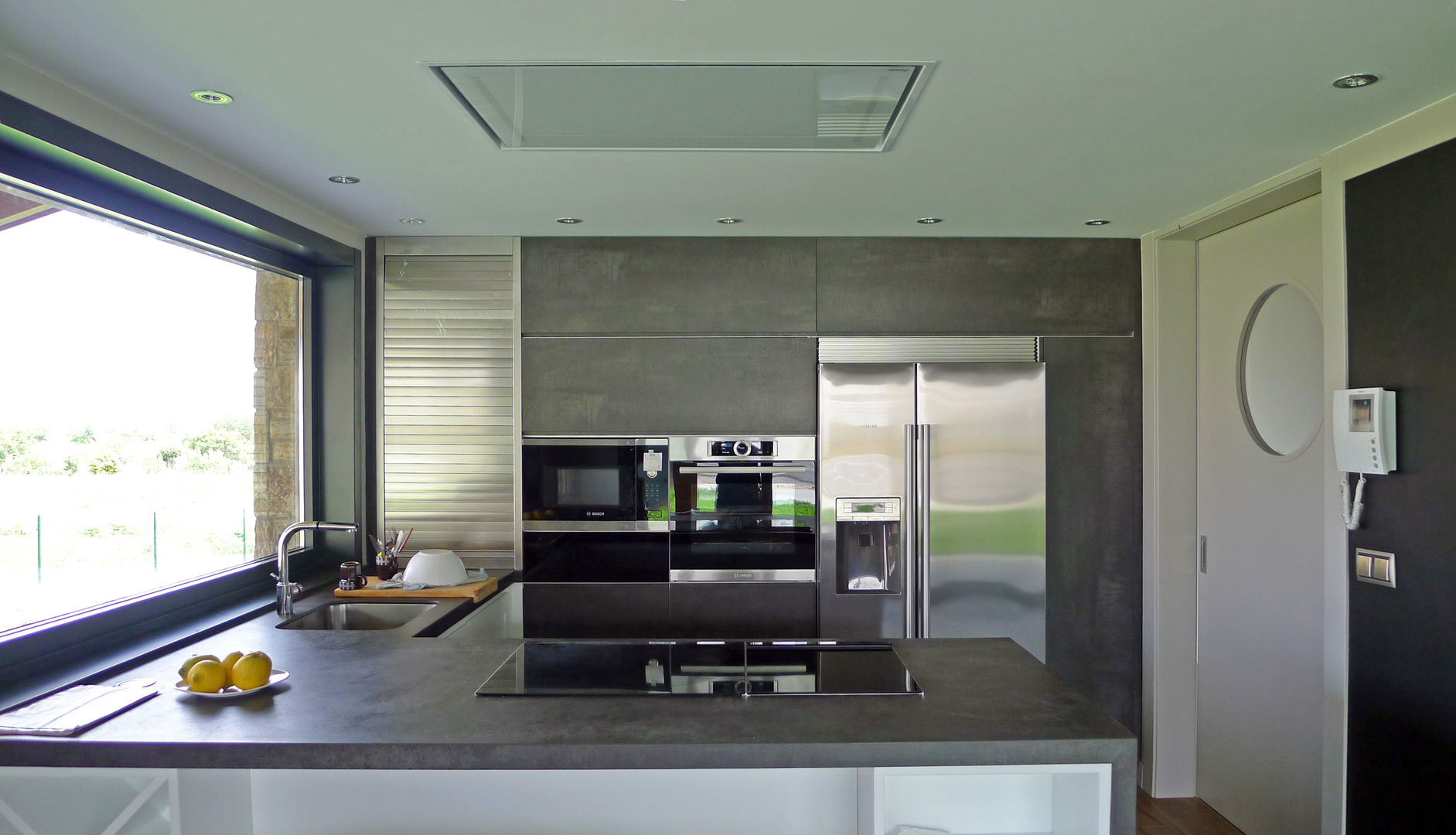 Vivienda en Veigue, AD+ arquitectura AD+ arquitectura ラスティックデザインの キッチン セラミック