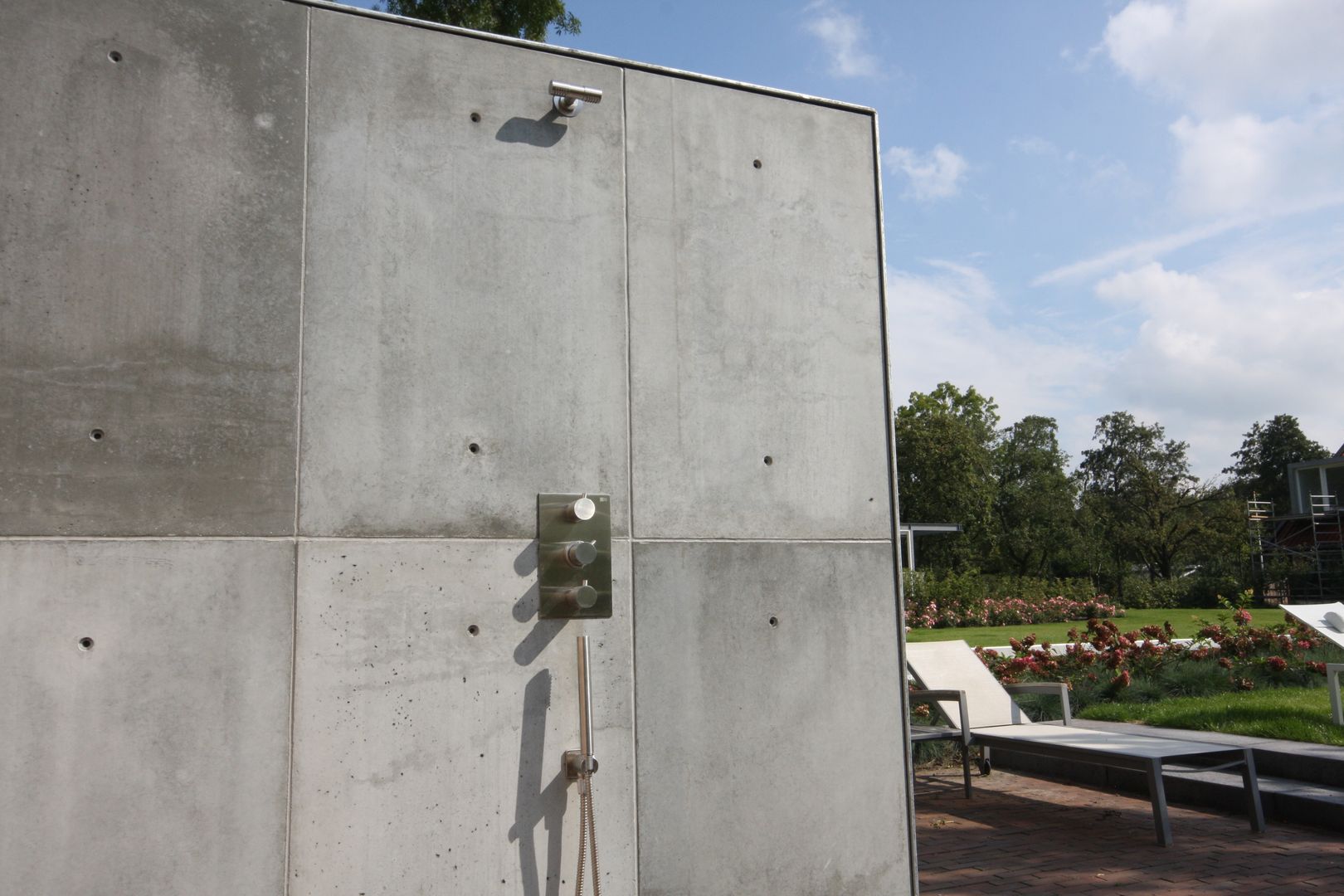 Betonnen buitendouche, ConcreetDesign BV ConcreetDesign BV Industrial style pool Concrete