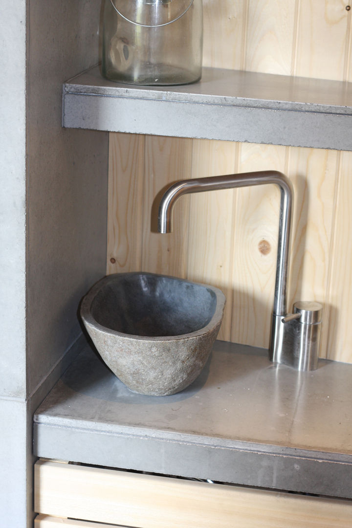 Betonnen buitendouche, ConcreetDesign BV ConcreetDesign BV Industrial style bathroom Concrete