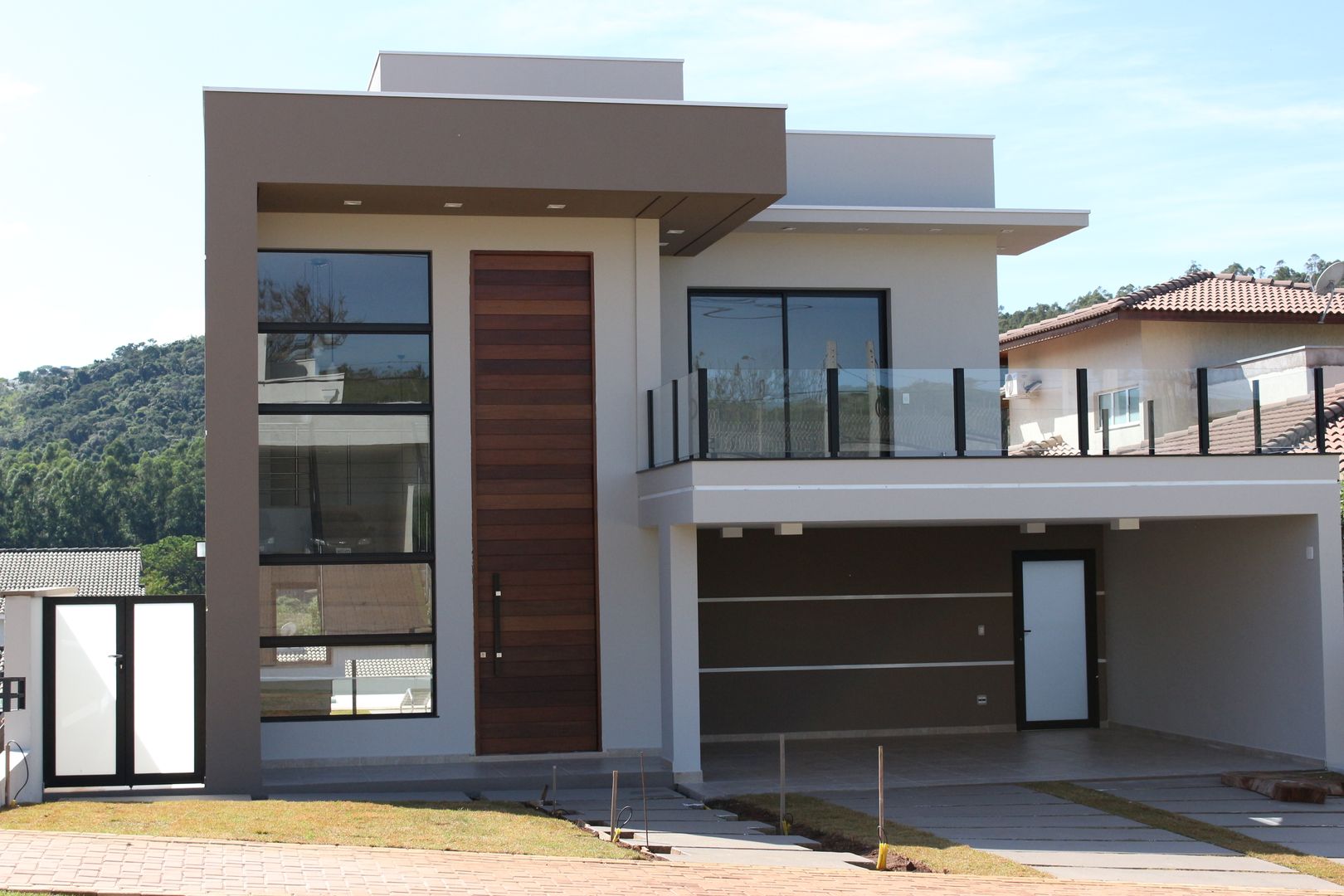 Residência Condomínio Reserva dos Vinhedos - Louveira, Araujo Moraes Engenharia Arquitetura Araujo Moraes Engenharia Arquitetura Casas modernas: Ideas, imágenes y decoración Hormigón