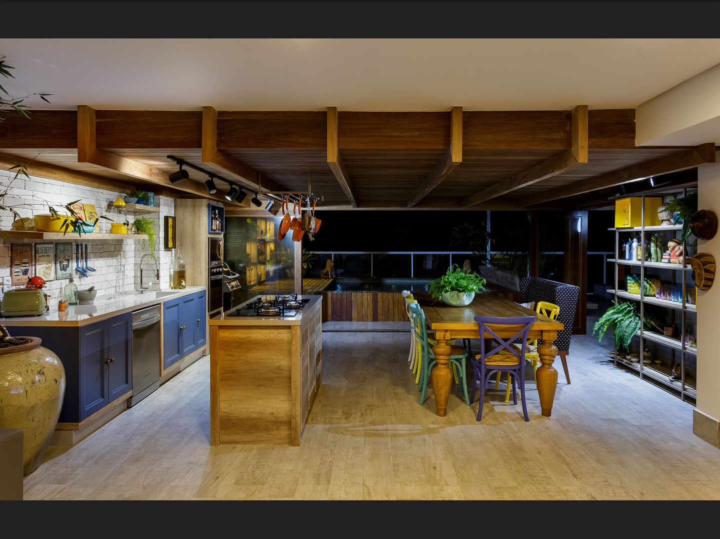 Área Gourmet homify Cozinhas tropicais forro de madeira,mesa de madeira,Cozinha em ilha,estante,cadeiras coloridas,tijolo aparente,área gourmet,nichos