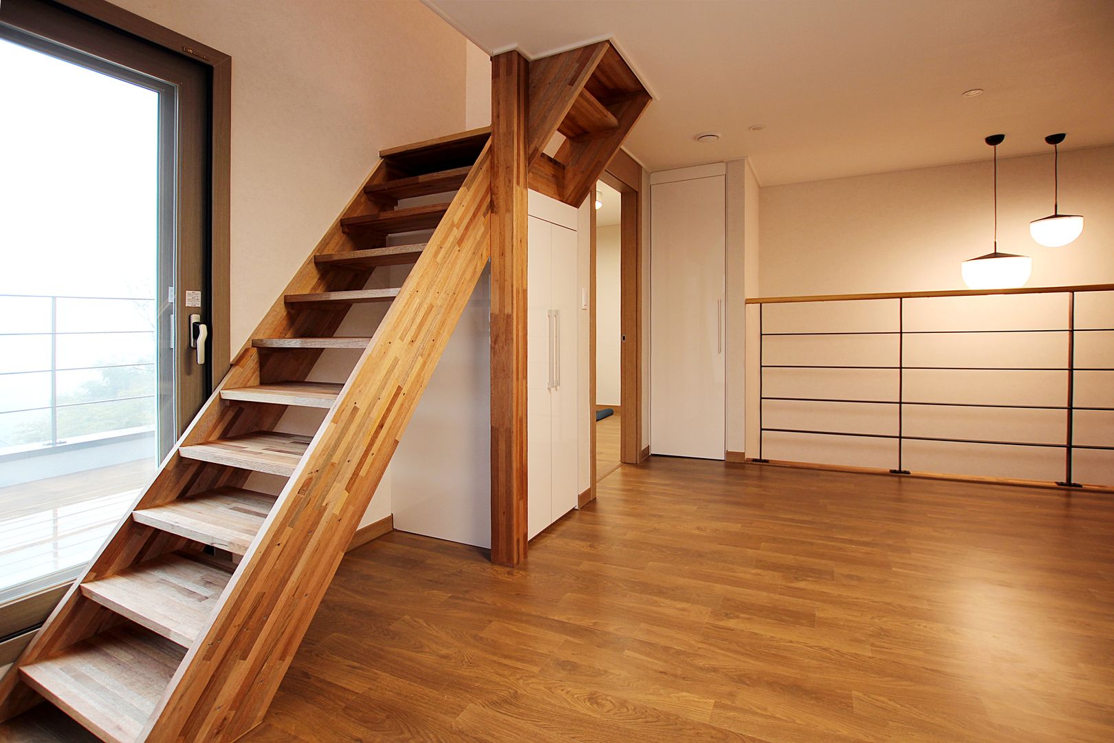 homify Pasillos, vestíbulos y escaleras de estilo moderno