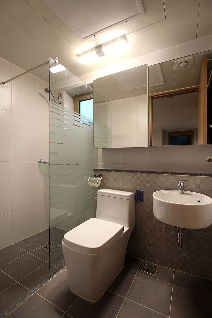 homify Modern bathroom