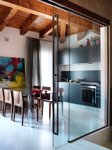 Cucina Daniele Franzoni Interior Designer - Architetto d'Interni Cucina moderna Legno composito Trasparente cucina,porta scorrevole,vetro,tavolo da pranzo