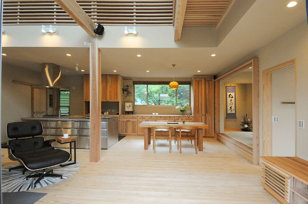 中台の家３ ～さんぶ杉の家～, 高松設計事務所 高松設計事務所 Modern dining room Wood Wood effect