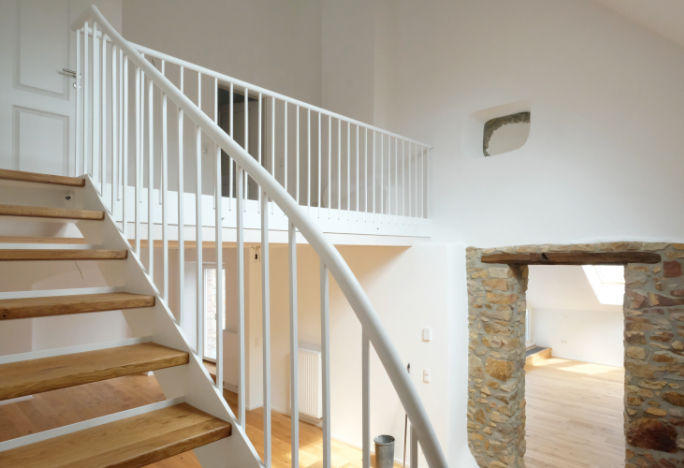 Denkmalsanierung eines Bauernhofes, hucke architektur - büro für schöne sachen hucke architektur - büro für schöne sachen Flur, Diele & Treppenhaus im Landhausstil Treppe,Holz,Farbe,Leuchte,Umhauen,Holzbeize,Bodenbelag,Linie,Hartholz,Gebäude