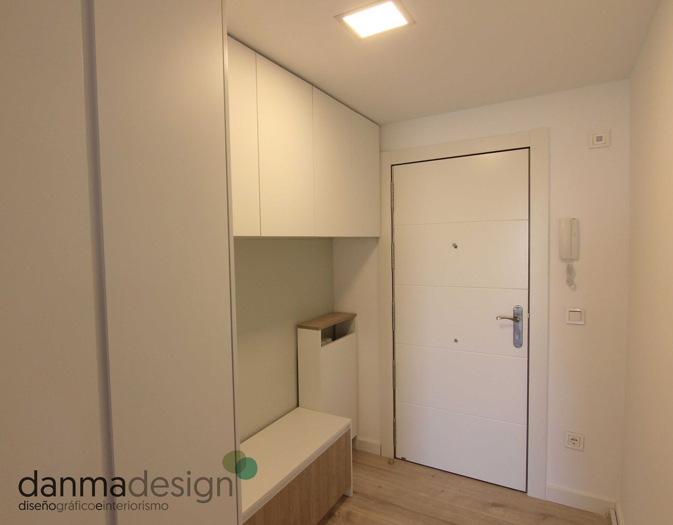 Apartamento Nórdico, Danma Design Danma Design Skandynawski korytarz, przedpokój i schody Drewno O efekcie drewna