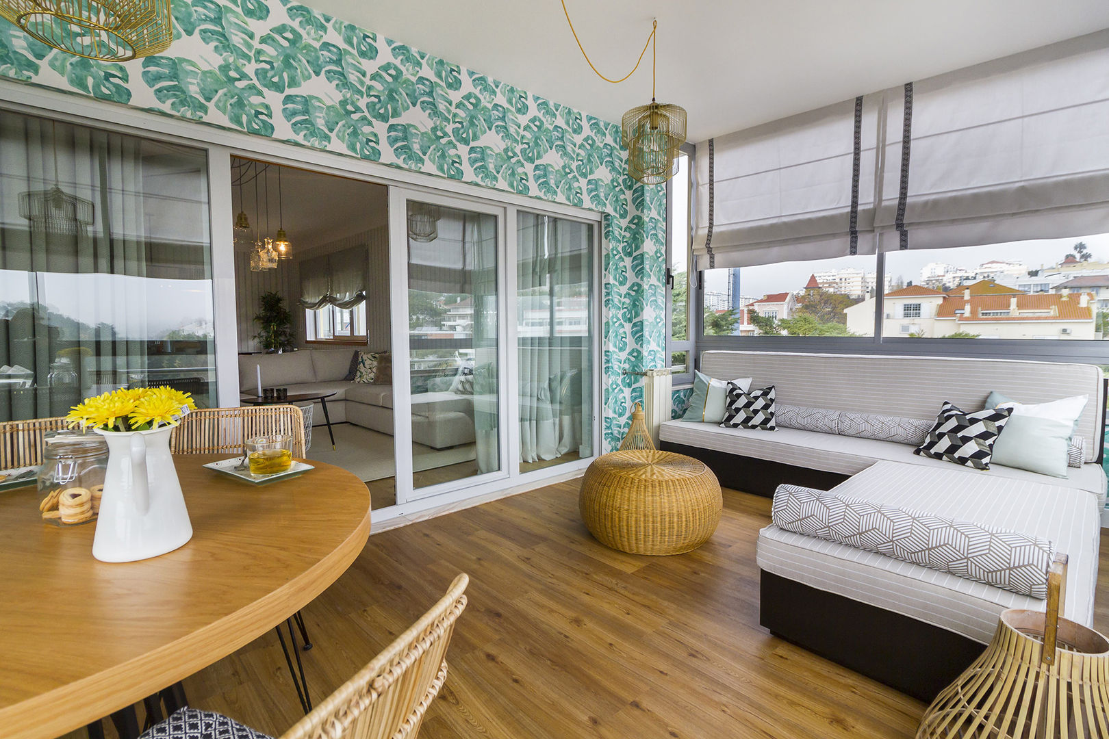 Sala e Varanda em Paço de Arcos, Sizz Design Sizz Design Tropical style balcony, veranda & terrace