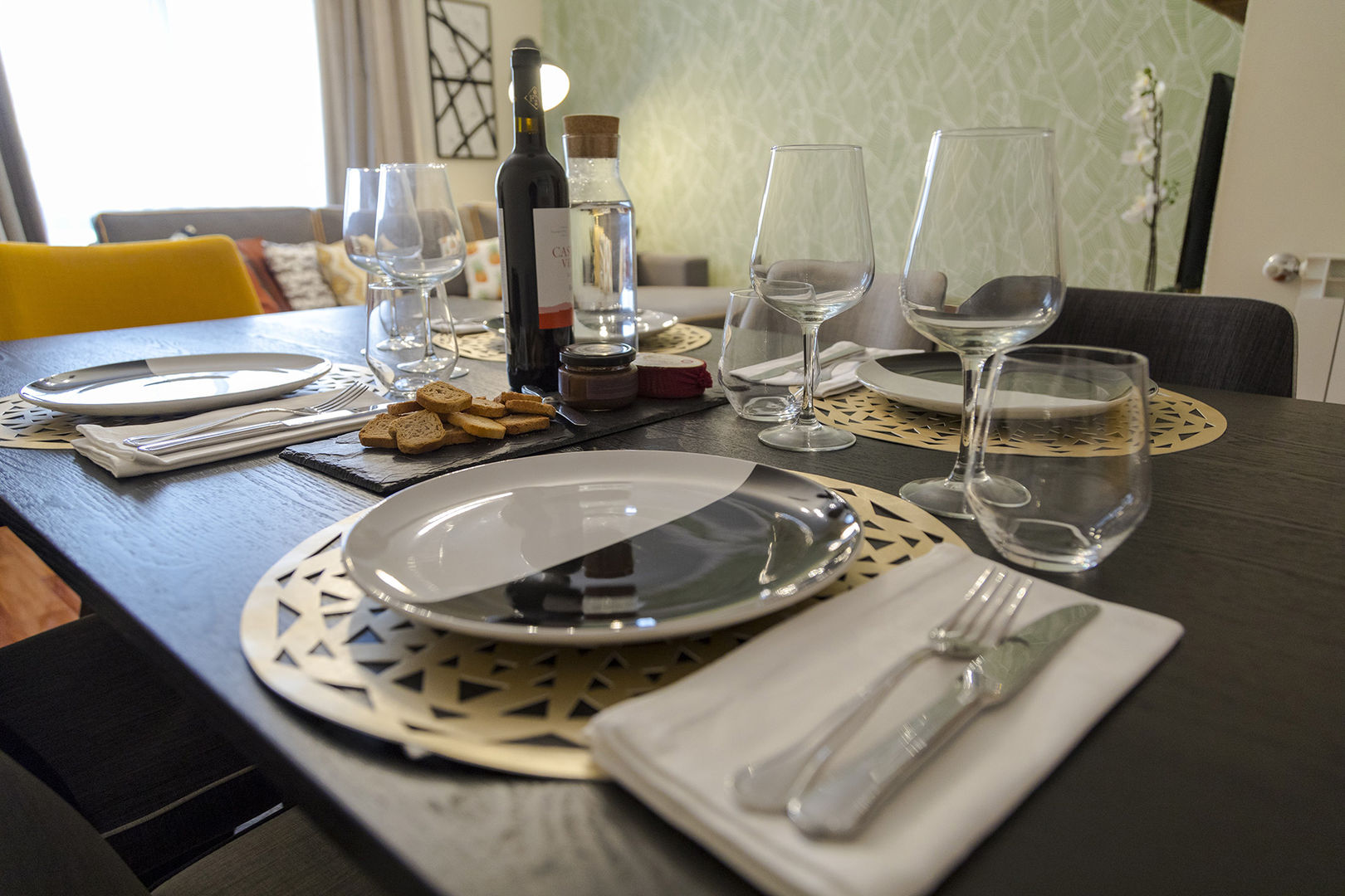 Sala de Estar e Jantar em Odivelas, Sizz Design Sizz Design Ruang Makan Tropis Crockery & glassware