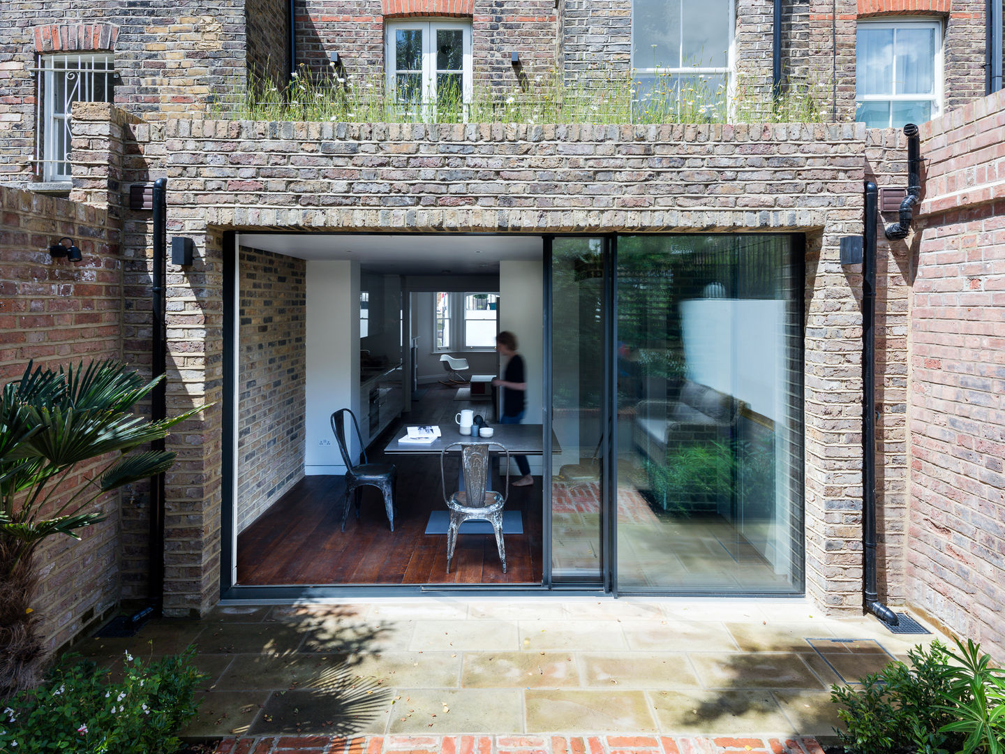 Rear elevation Brosh Architects 現代房屋設計點子、靈感 & 圖片 磚塊 rear elevation,bricks,sliding doors,green roof,hampstead,London