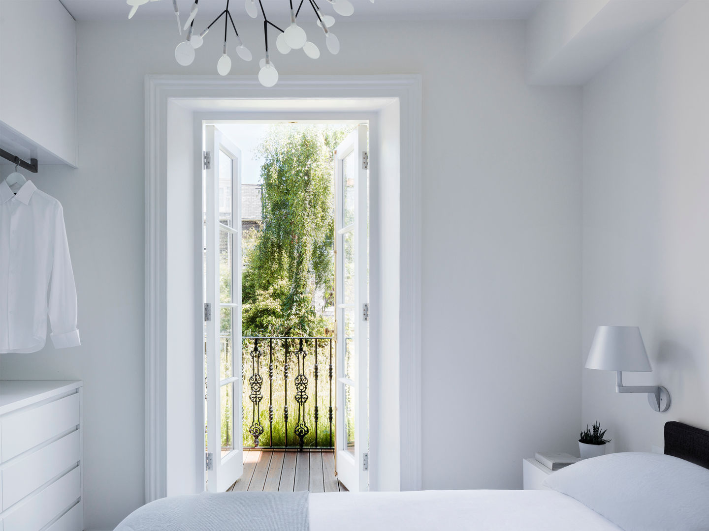 Master bedroom Brosh Architects Habitaciones modernas Master bedroom,moooi lighting,lighting,balcony,terrace,french doors,green roof,wildflower roof,London,Hampstead