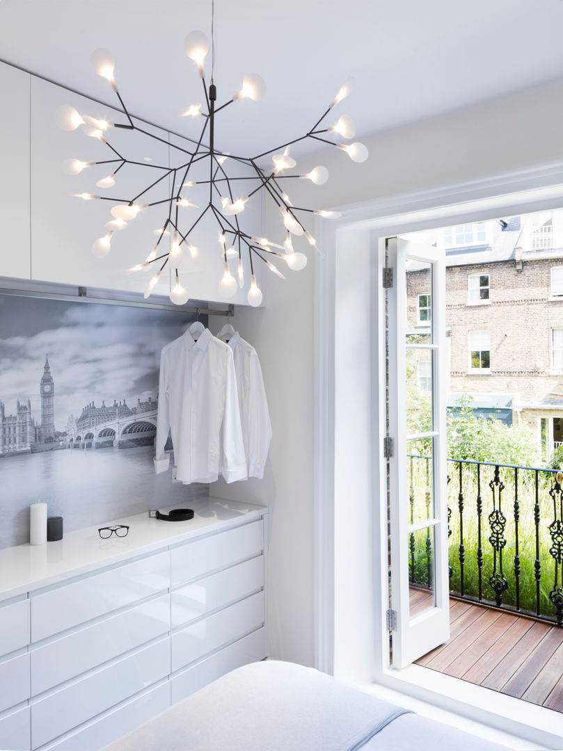 Master bedroom Brosh Architects Kamar Tidur Minimalis master bedroom,bedroom,white,moooi,lighting,led lighting,green roof,terrace,balcony