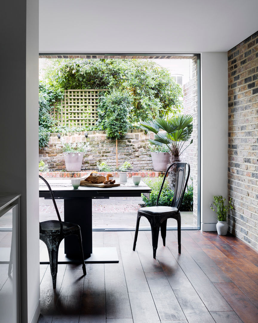 Dining room Brosh Architects Nowoczesna jadalnia dining room,brick wall,renovation,rear extension,timber flooring,sliding doors