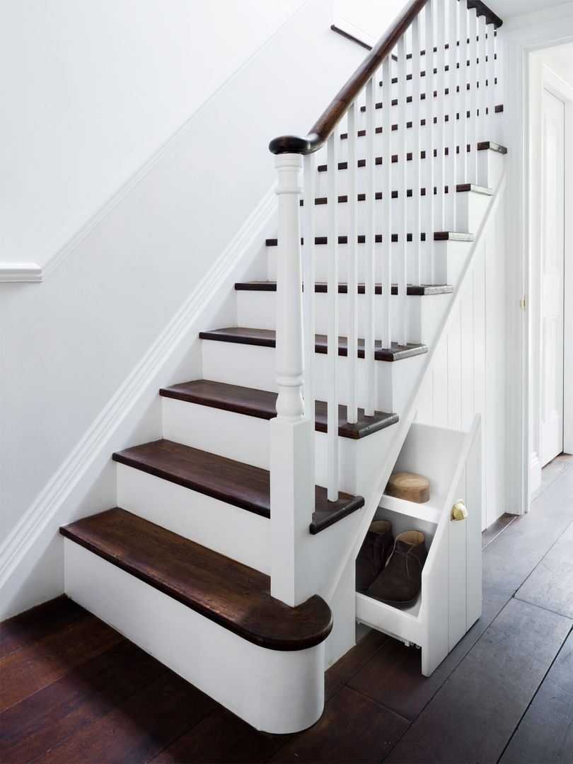 Staircase Brosh Architects الممر الحديث، المدخل و الدرج staircase,storage,shoes,timber flooring,vicorian stairs