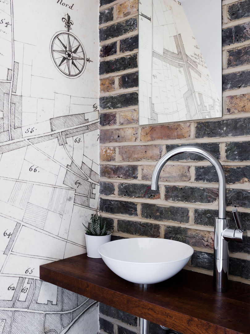 WC Brosh Architects Baños de estilo moderno WC,Cloak,staircase,brick wall,wall paper,London,old london map,bowl sink,renovation,victorian property,hampstead