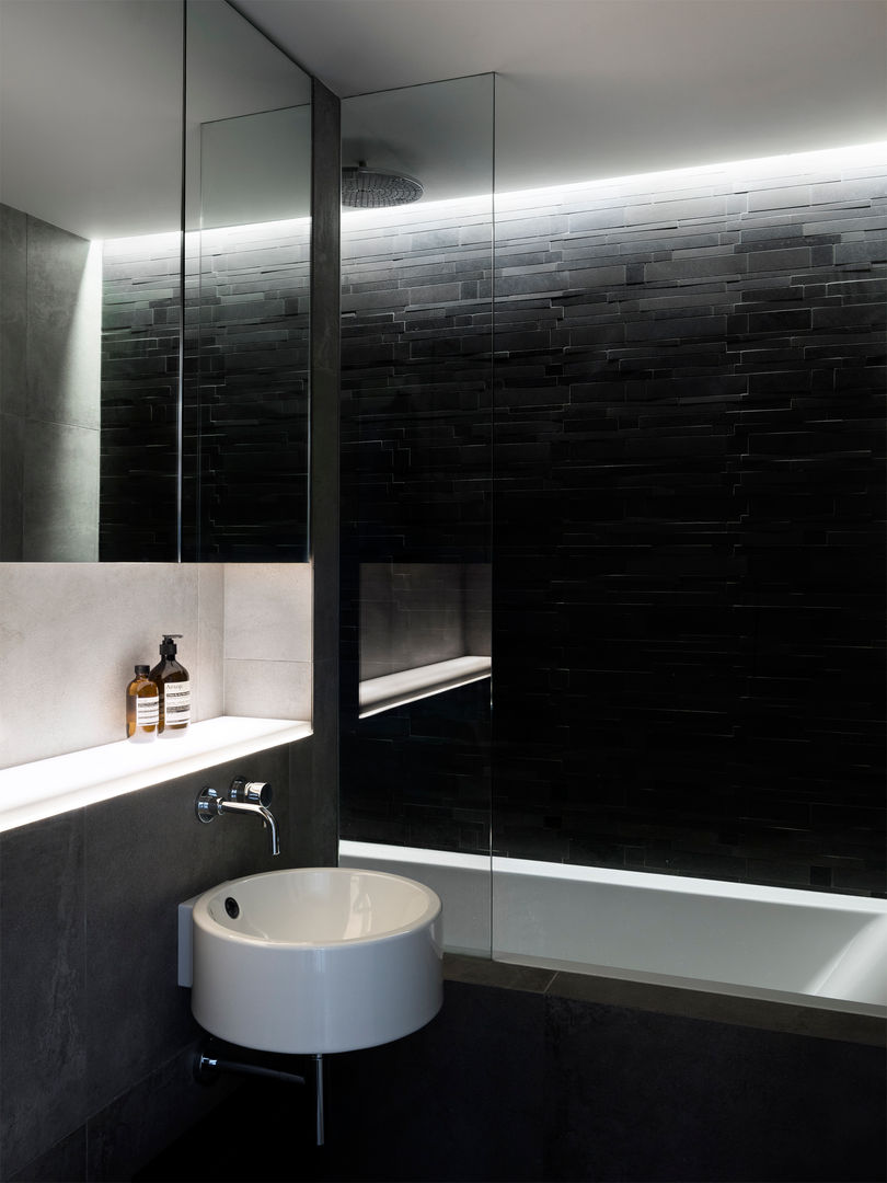 Bathroom Brosh Architects Ванна кімната bathroom,dark bathroom,feature wall,lighting,bathroom lighting