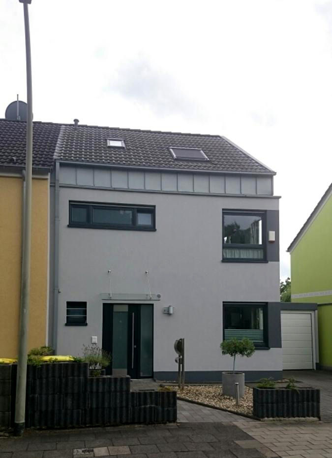 aber selbsbewußt in der achitektonischen Sprache 2kn Architekt + Landschaftsarchitekt Einfamilienhaus Stein Himmel,Pflanze,Gebäude,Wolke,Fenster,Haus,Leuchte,Wohngebiet,Fassade,Hütte