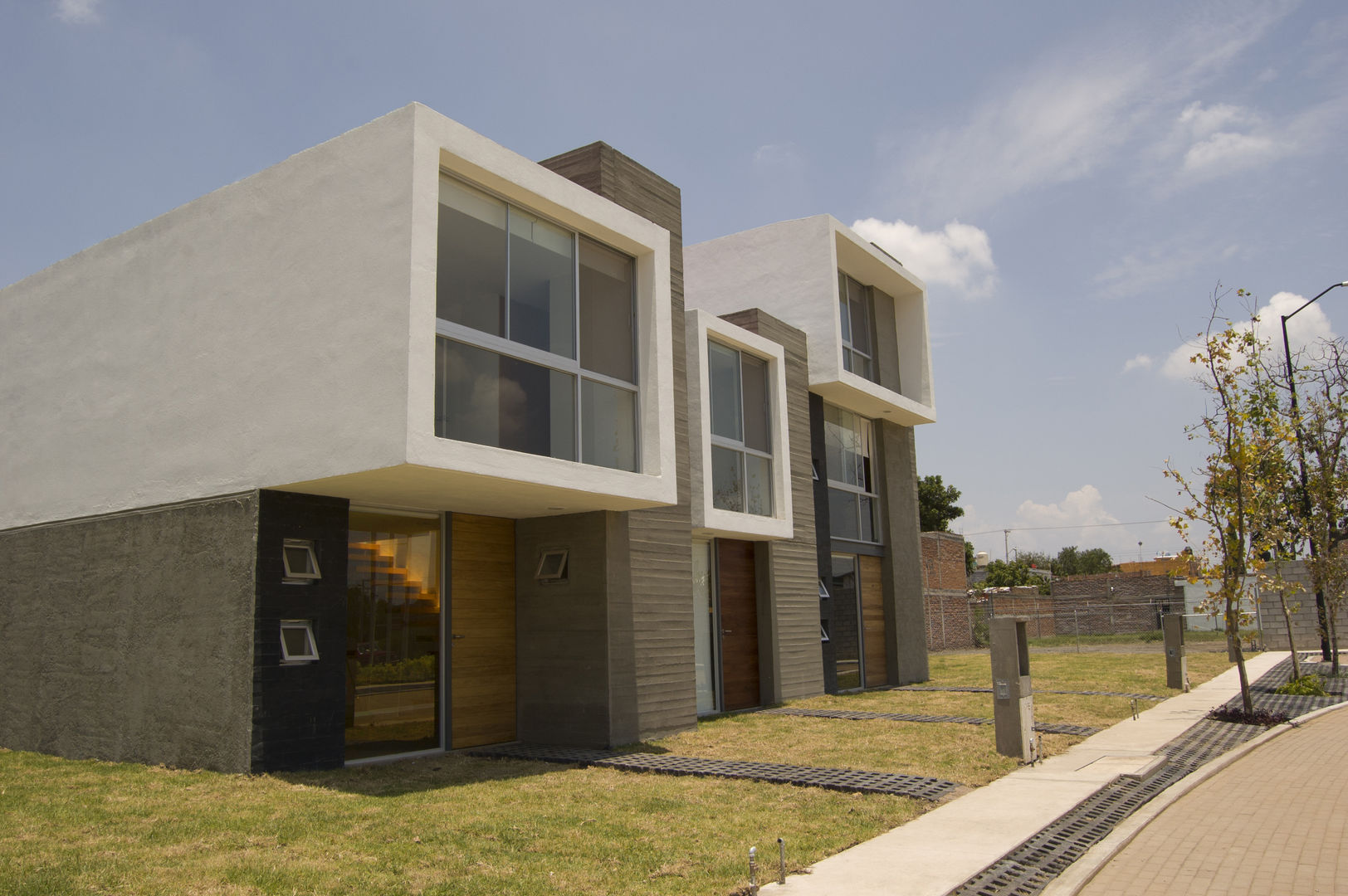 fachadas modelo de casas MAAS Arquitectura & Diseño Espacios comerciales Ladrillos Edificios de oficinas