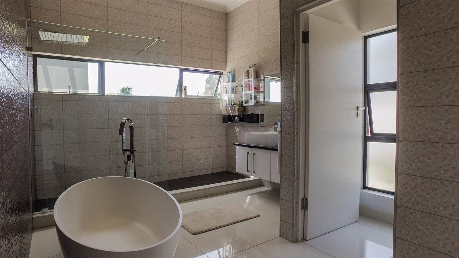 Bathroom 1 homify Modern style bathrooms