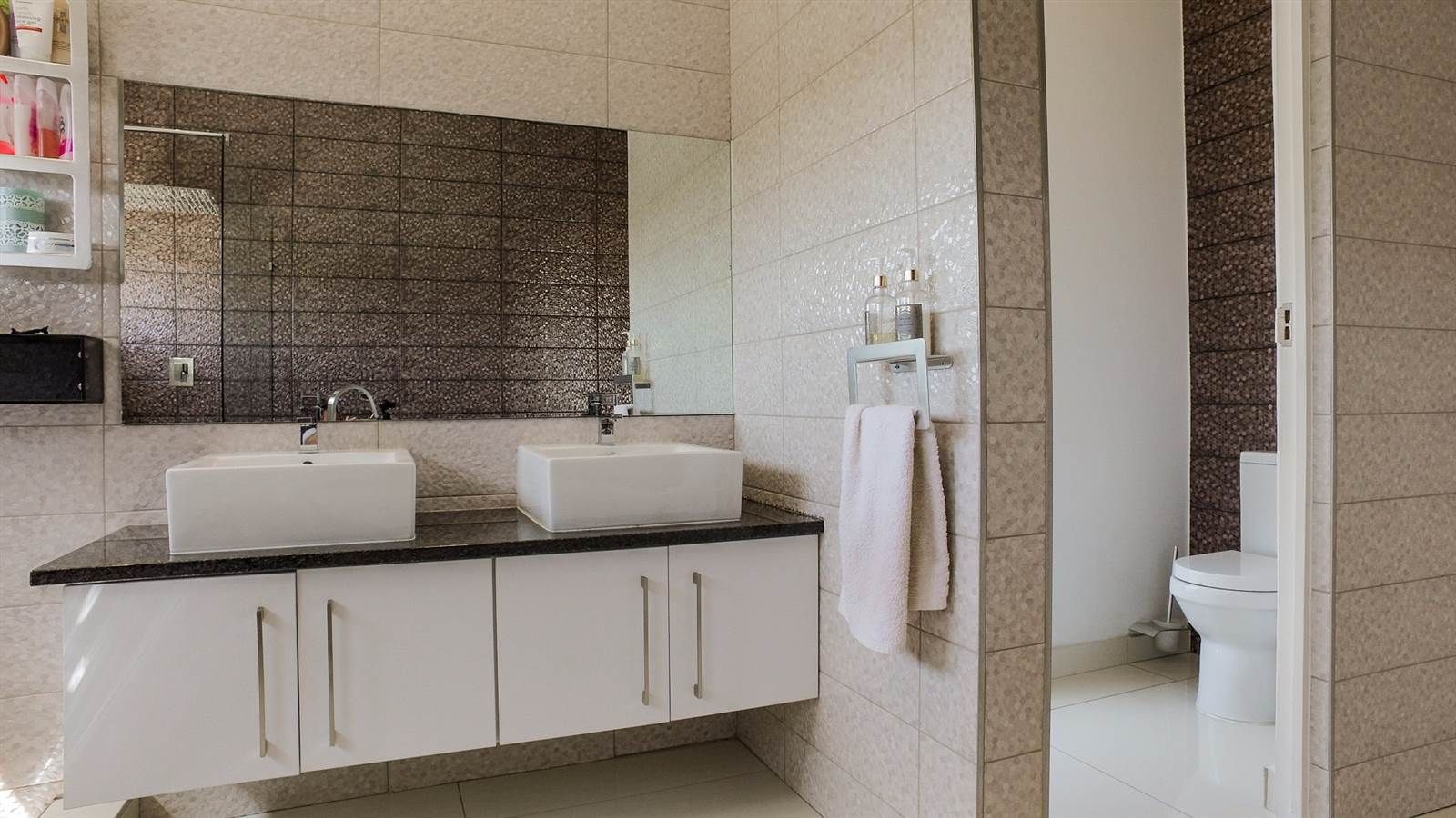 homify Modern Banyo